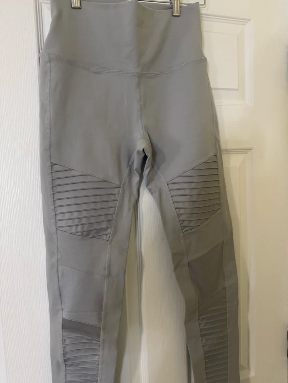 ALO Yoga High Waist Moto Leggings in Alloy Light Gray Size Large