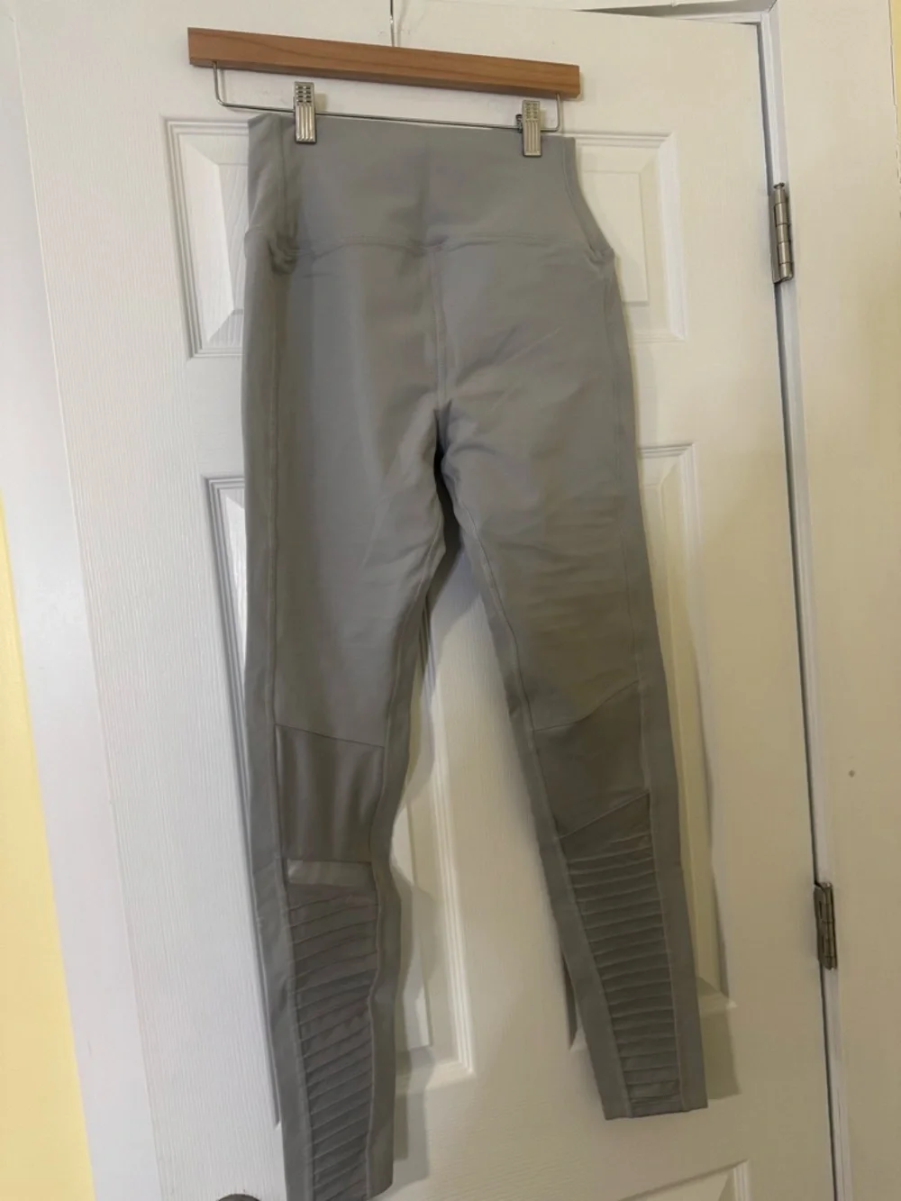 ALO Yoga High Waist Moto Leggings in Alloy Light Gray Size Large